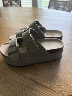 Madden girl Buckle Platform Sandals in Taupe size 9